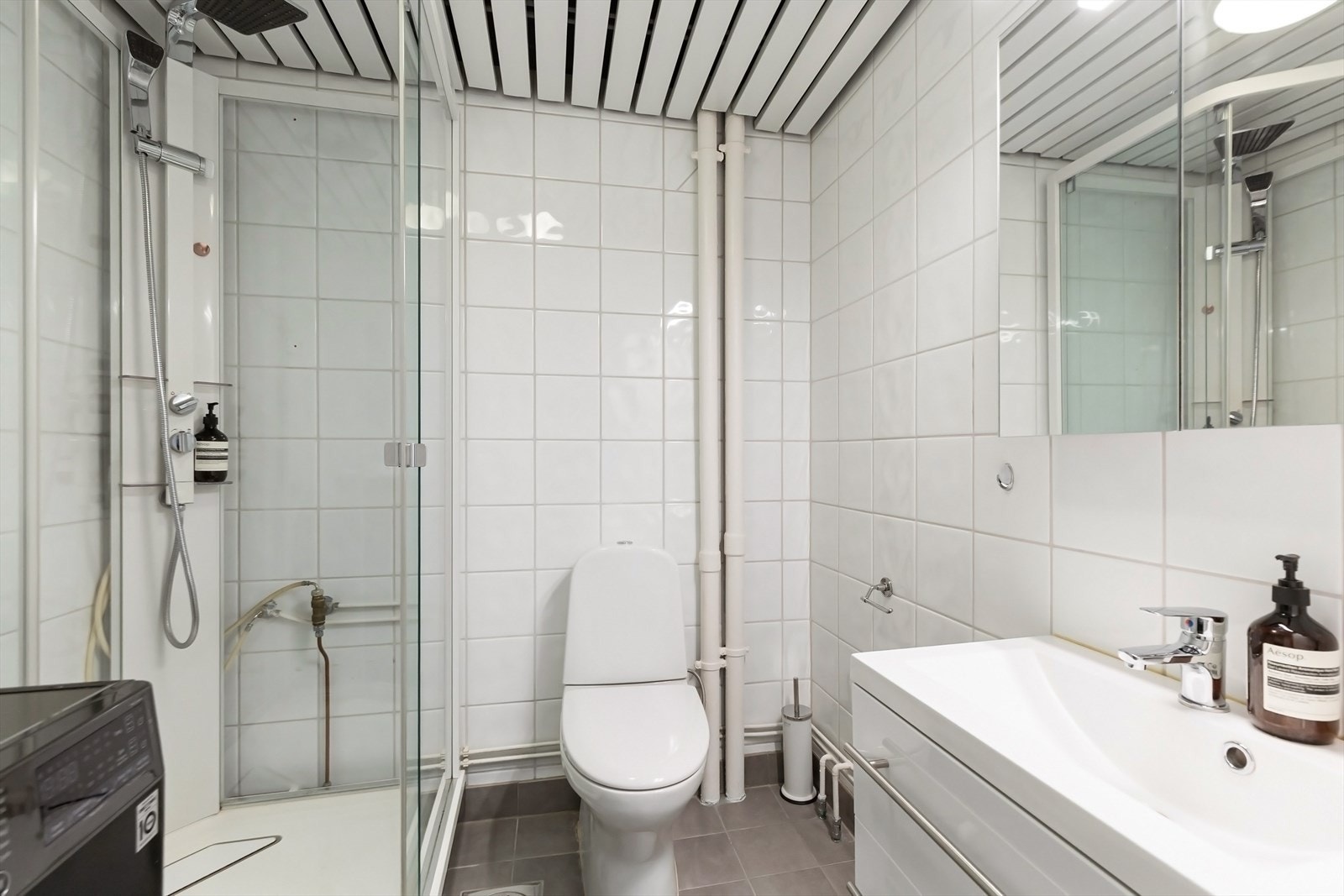 Det er lagt flis på flis, nytt sanitærutstyr og baderomsinnredning i 2013. Badets hovedkonstruksjon er av eldre dato. Galleribilde