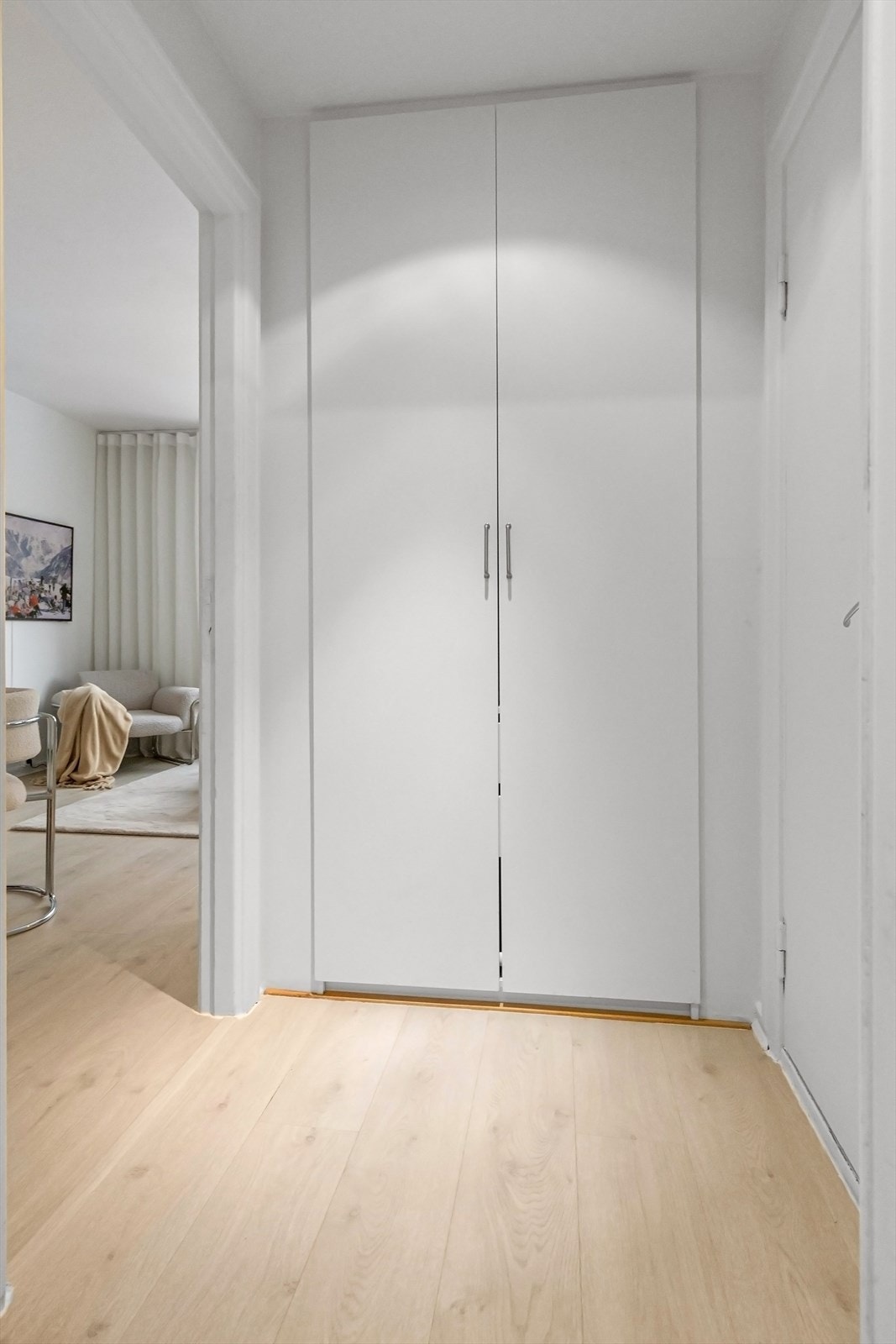 Pen entré med nymalte overflater og innfelt garderobeskap. Galleribilde