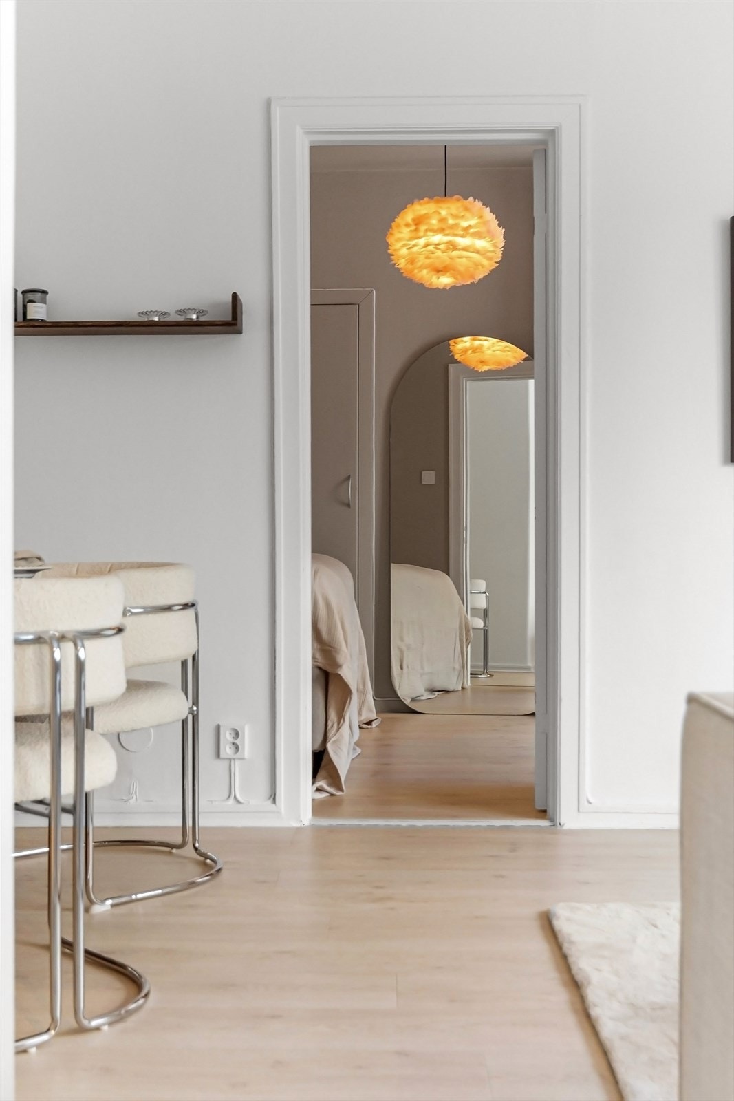 Fra stue og inn til soverom. Galleribilde