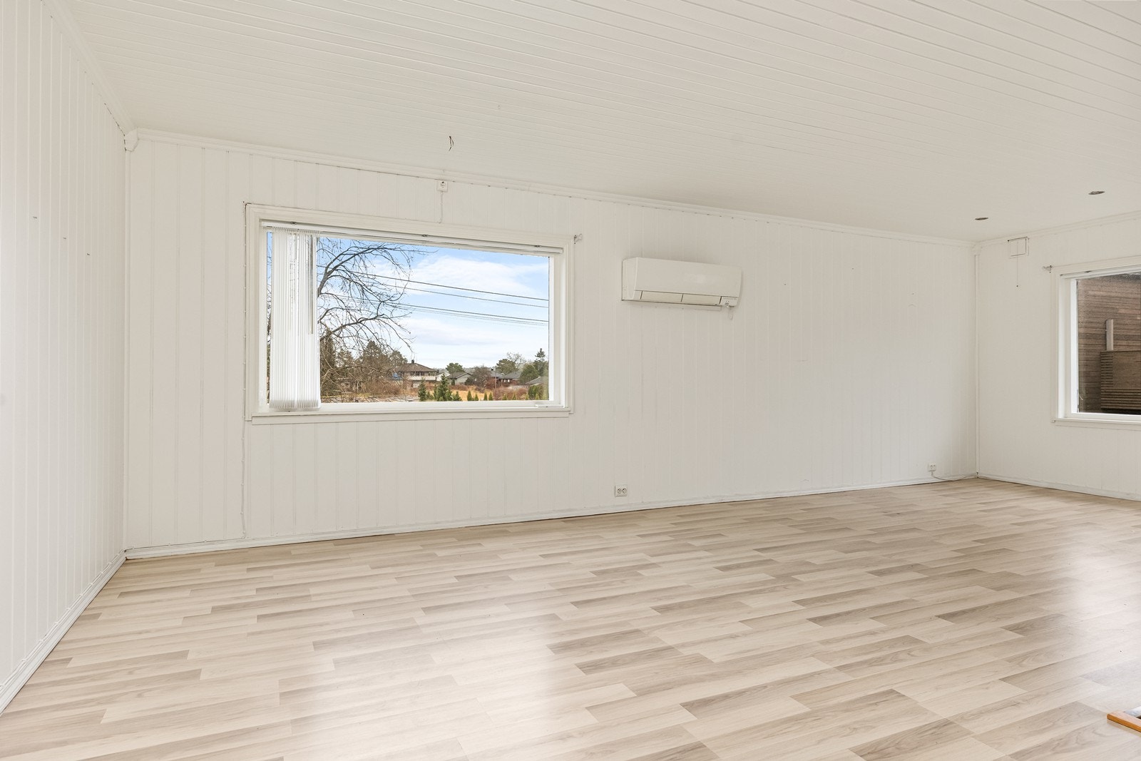 Store vindusflater gir godt med naturlig lys, og en varmepumpe sørger for effektiv oppvarming. Galleribilde