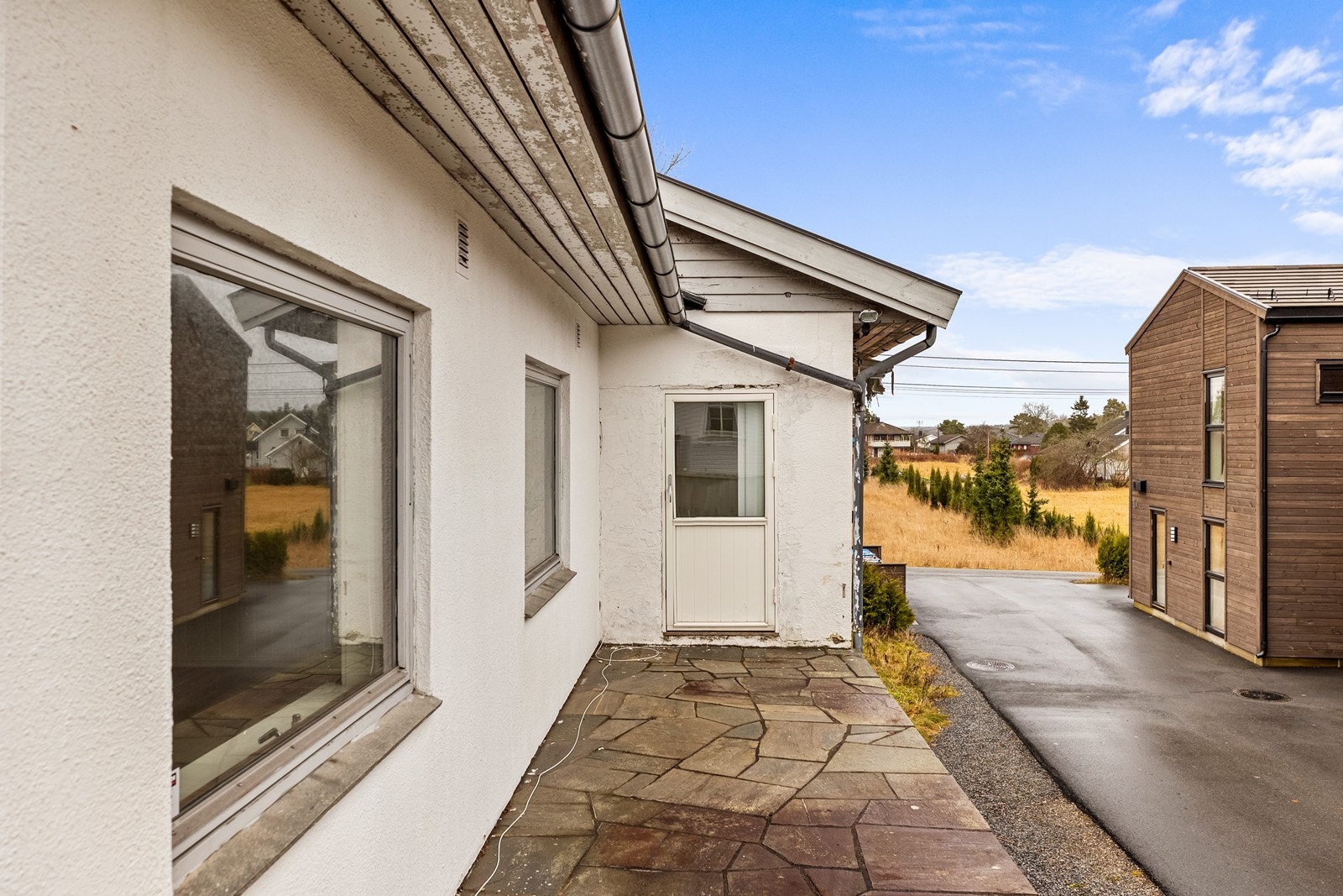 Verandaen er på 22 m² og har dekke av skifer, samt gode muligheter for utemøblement. Galleribilde