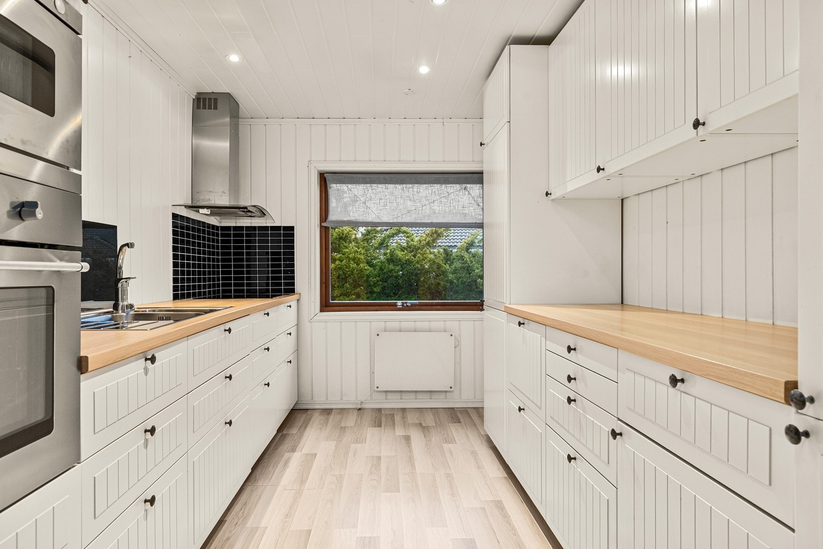 Ventilator med avtrekk ut sikrer god luftsirkulasjon under matlagingen. Galleribilde