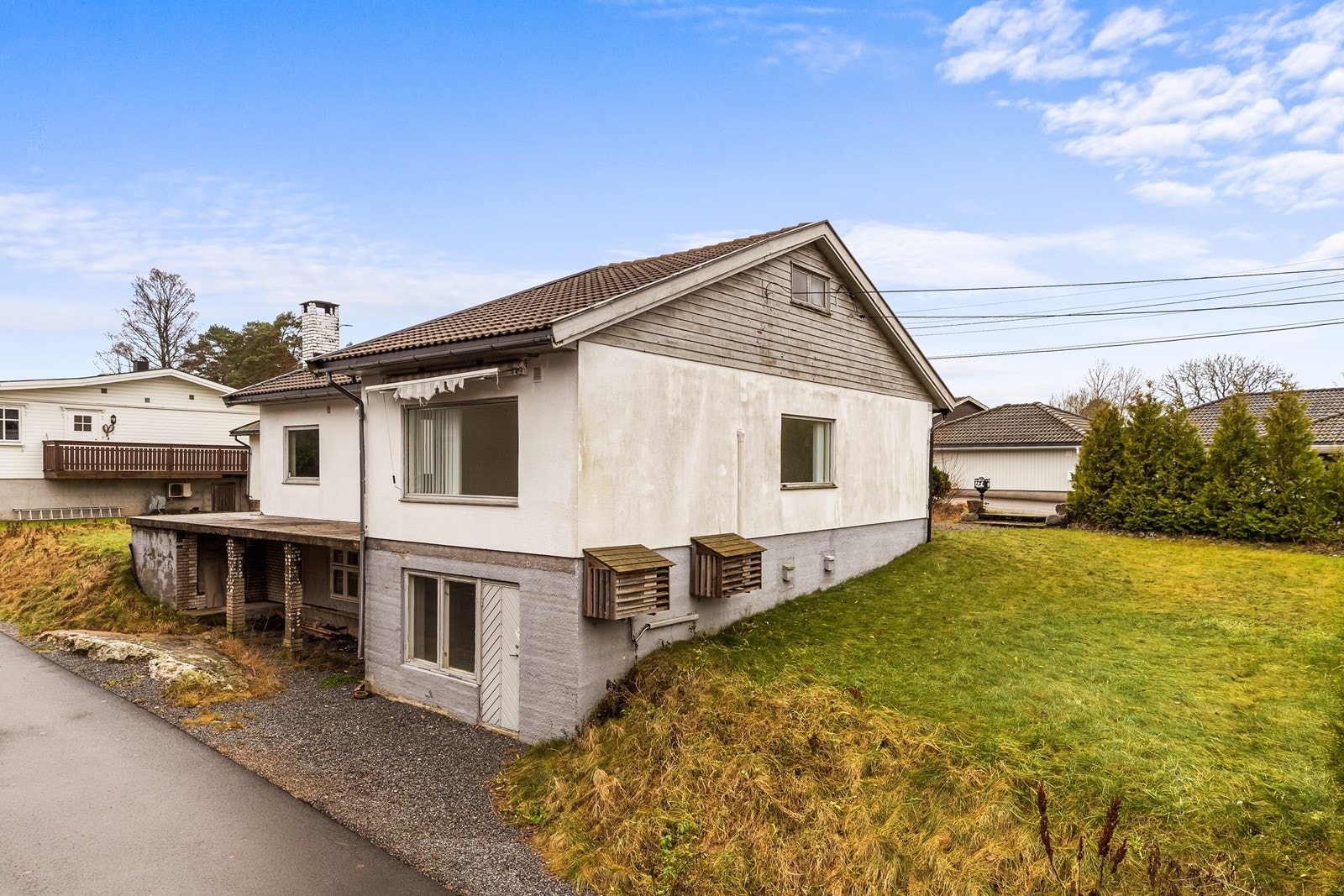 Tomten er både flat og svakt skrående, en barnevennlig og solrik eiendom. Galleribilde