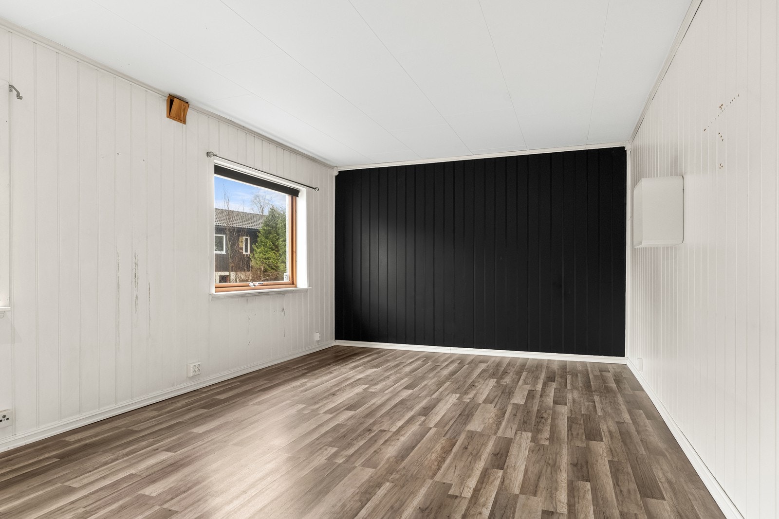 Det andre av etasjens soverom er av god størrelse, med plass til seng og gode garderobe- og oppbevarings muligheter. Galleribilde