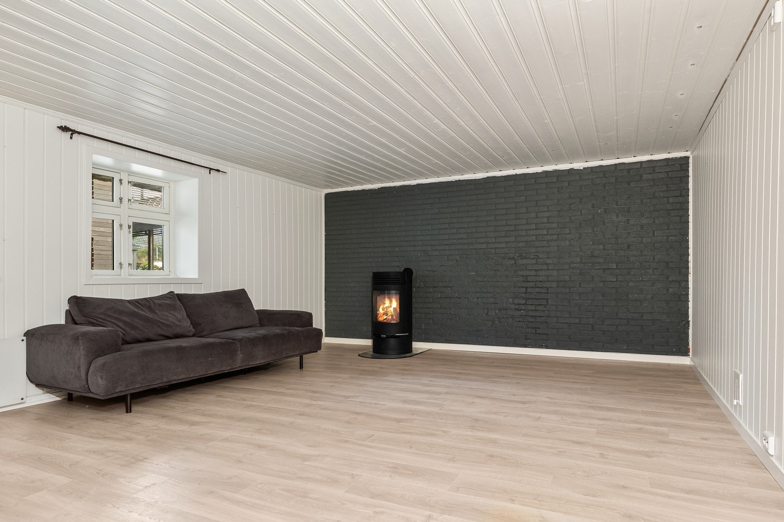 Dette rommet har en vedovn som gir mulighet for ekstra oppvarming. Galleribilde