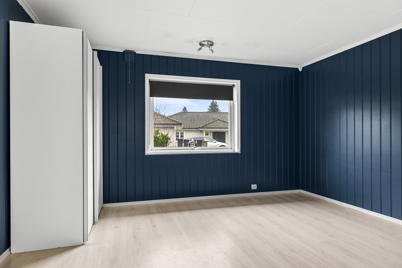 Hovedetasjen inneholder to rom definert som soverom, begge med laminatgulv. Galleribilde