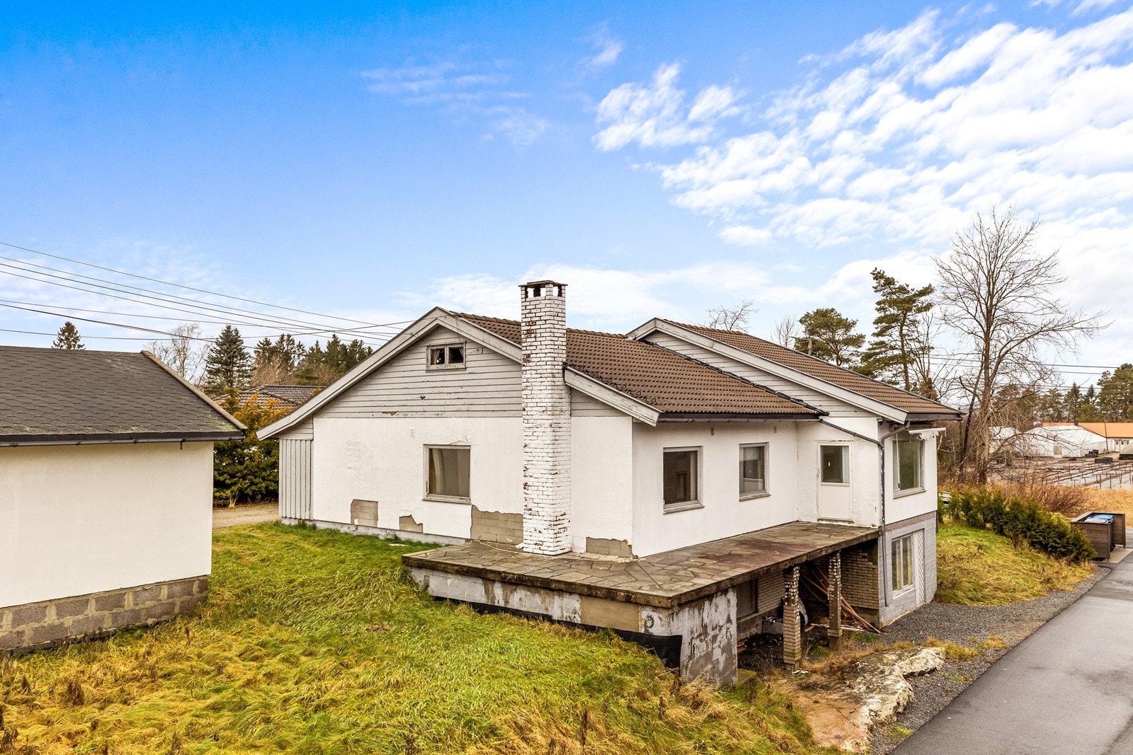 Enebolig fra 1961 over to plan med frittstående garasje. Galleribilde