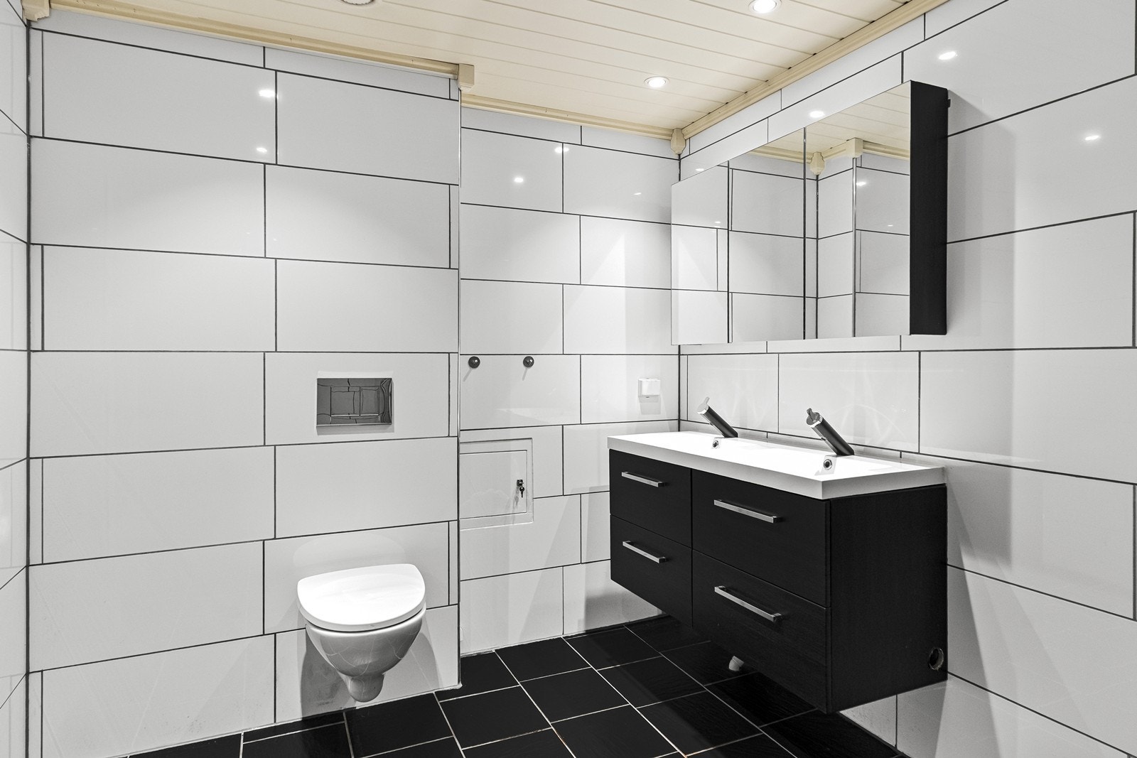 Her er det elektrisk gulvvarme for økt komfort, vegghengt toalett og mekanisk avtrekk. Galleribilde