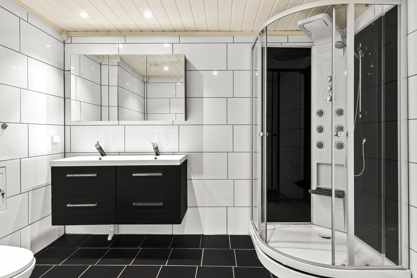 Badet ble oppgradert rundt 2014 og har flislagte overflater, dusjkabinett og servantinnredning. Galleribilde