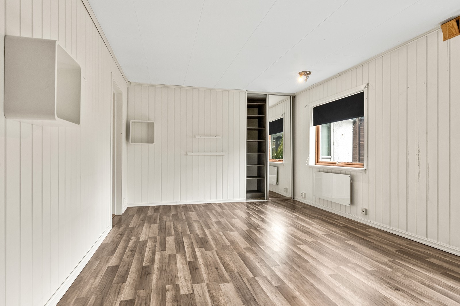 Rommet er i dag utstyrt med en skyvedørsgarderobe med speilfront. Galleribilde