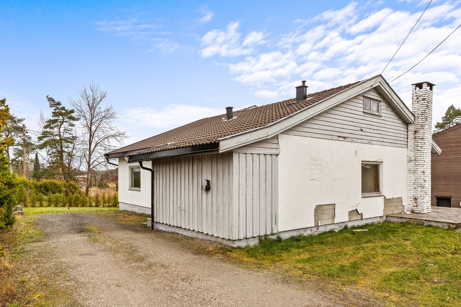 Eiendommen har en singlet gårdsplass med parkering og adkomst til garasjen. Galleribilde