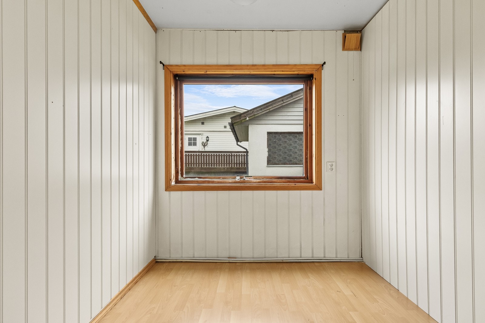 Boligens arbeidsrom/bod i hovedetasjen. Galleribilde