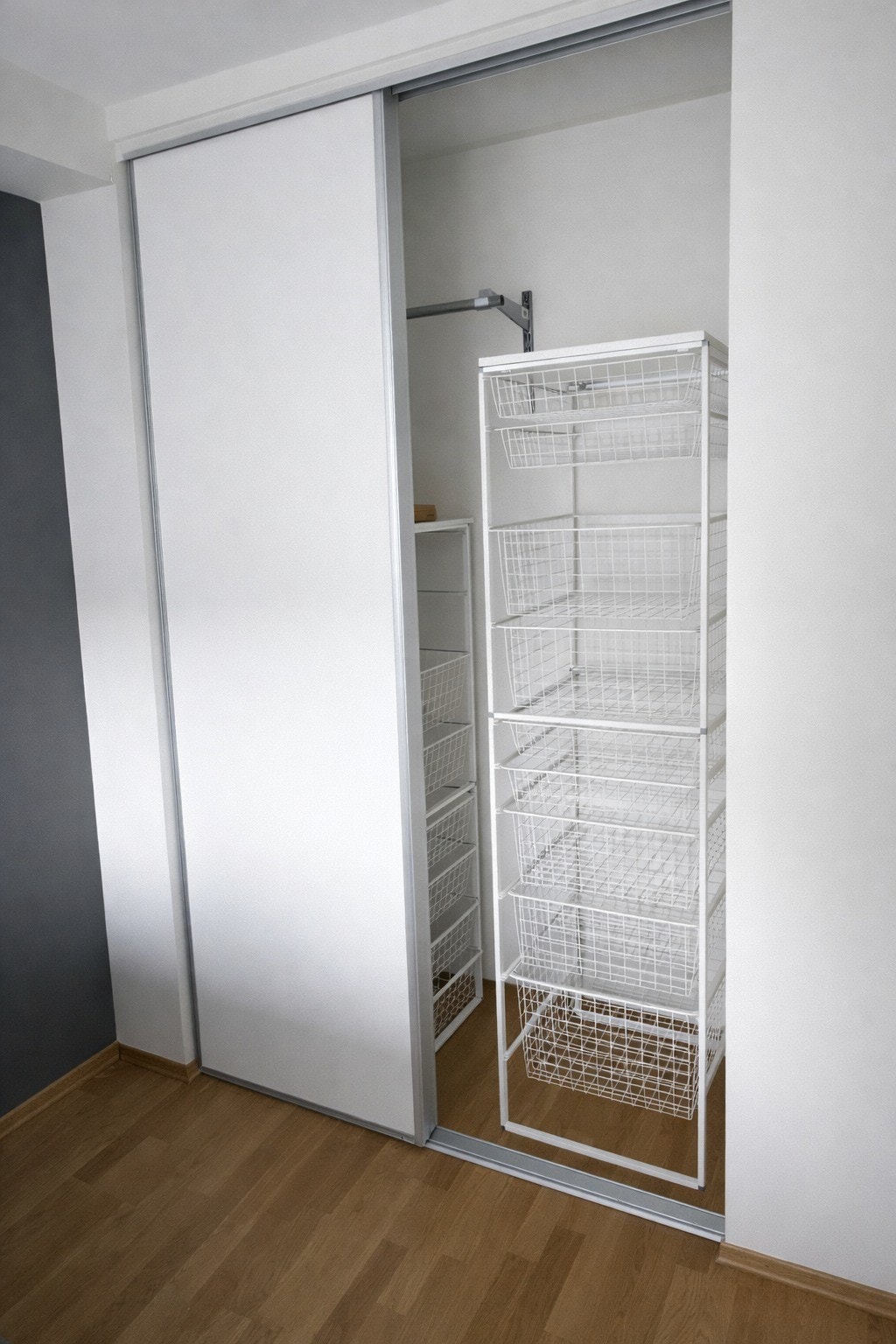 Soverommet har en praktisk skyvedørsgarderobe. God plass til oppbevaring av klær og diverse. Galleribilde