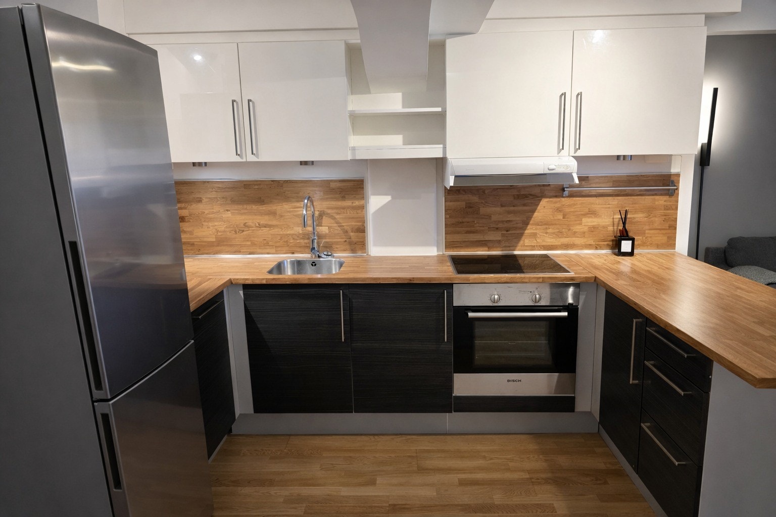 Kjøkkenet med over og underskap, som gir godt med skapplass. Galleribilde