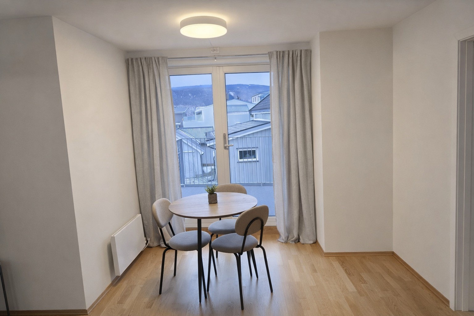 Lys spiseplass med utgang til balkong og godt naturlig lys Galleribilde