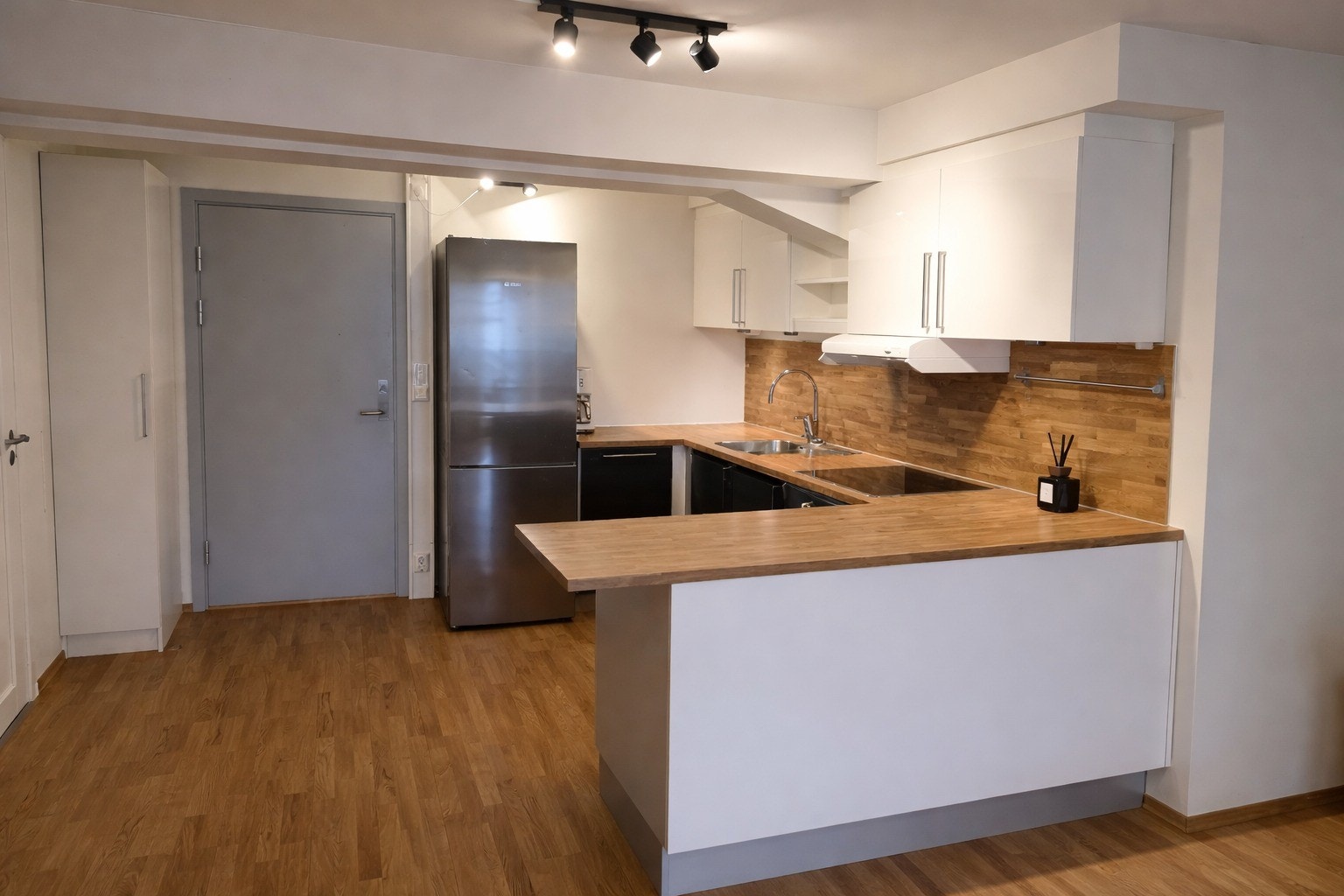 Leiligheten har et romslig oppholdsrom med stue og kjøkken i åpen løsning. Galleribilde