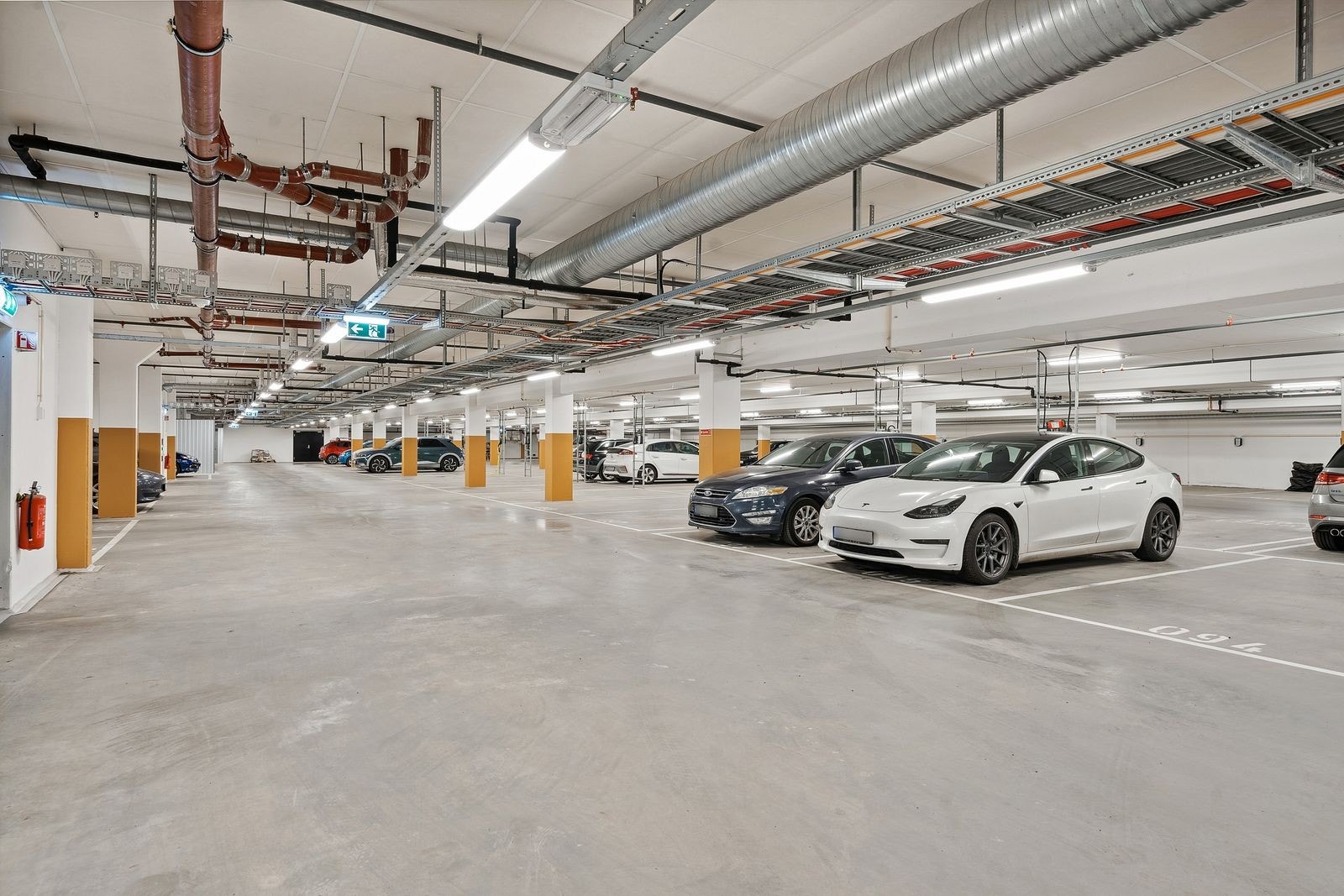 Leiligheten dispnerer egen parkeringsplass i oppvarmet garasje. Galleribilde