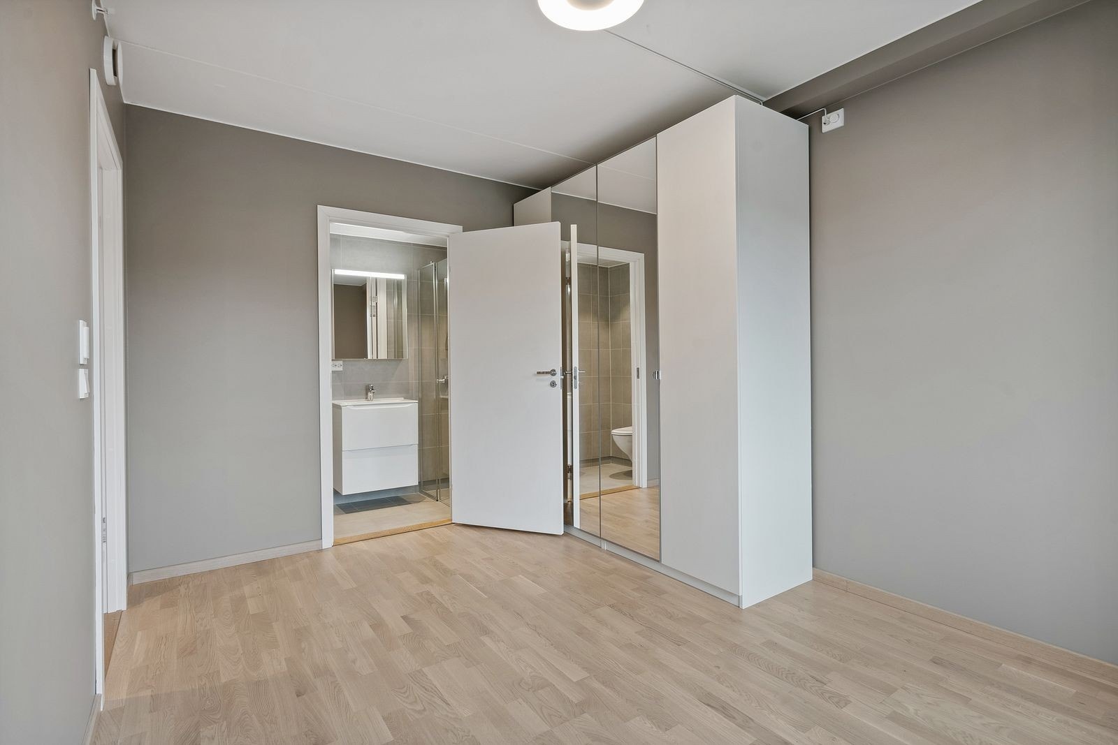 Hovedsoverom på ca. 12 m2. I tillegg er det to soverom til. Galleribilde