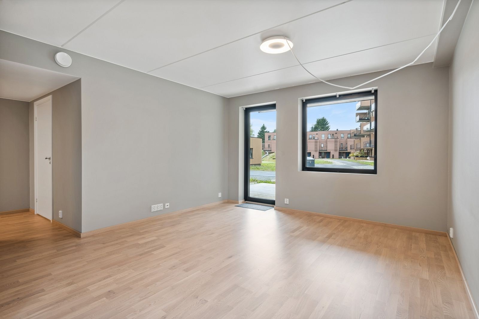 Stuen er malt i delikate farger og har utgang til en overbygd markterrasse. Galleribilde