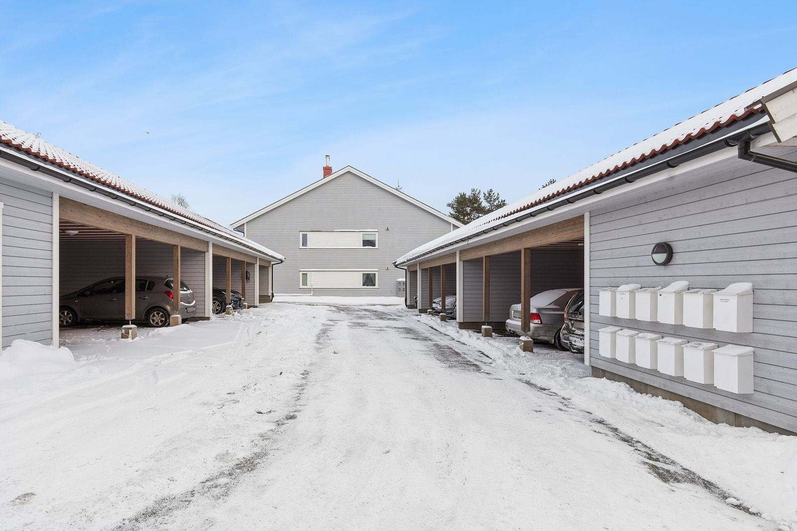 Til leiligheten hører en biloppstillingsplass i carport med en tilhørende låsbar bod på 5 m². Galleribilde