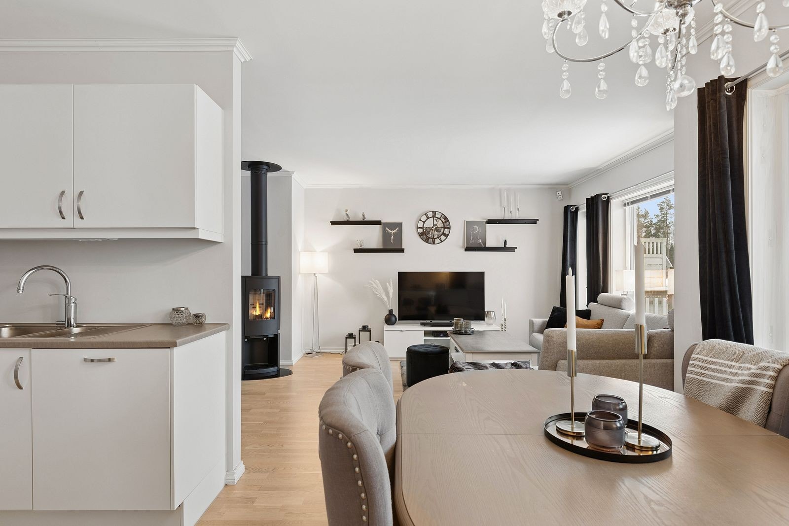 Gjennomgående parkettgulv og slettmalte vegger gir et helhetlig og rent uttrykk. Galleribilde