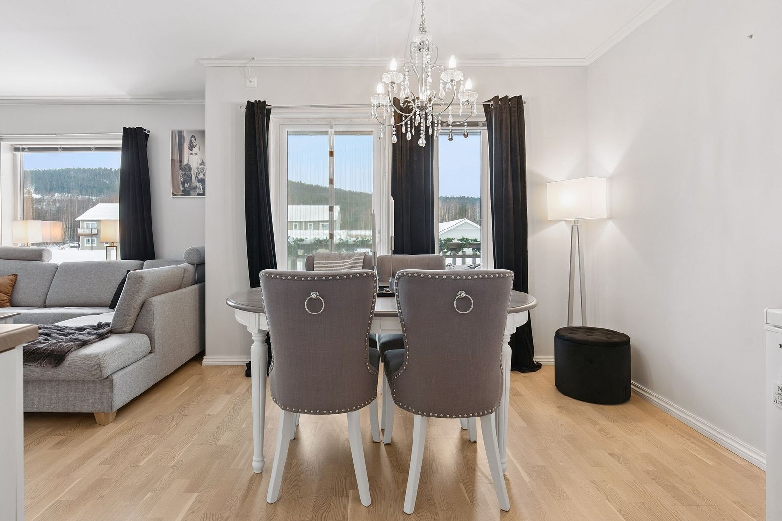 Fra stuen er det direkte utgang til en vestvendt, delvis inntrukket treterrasse på 7 m². Galleribilde