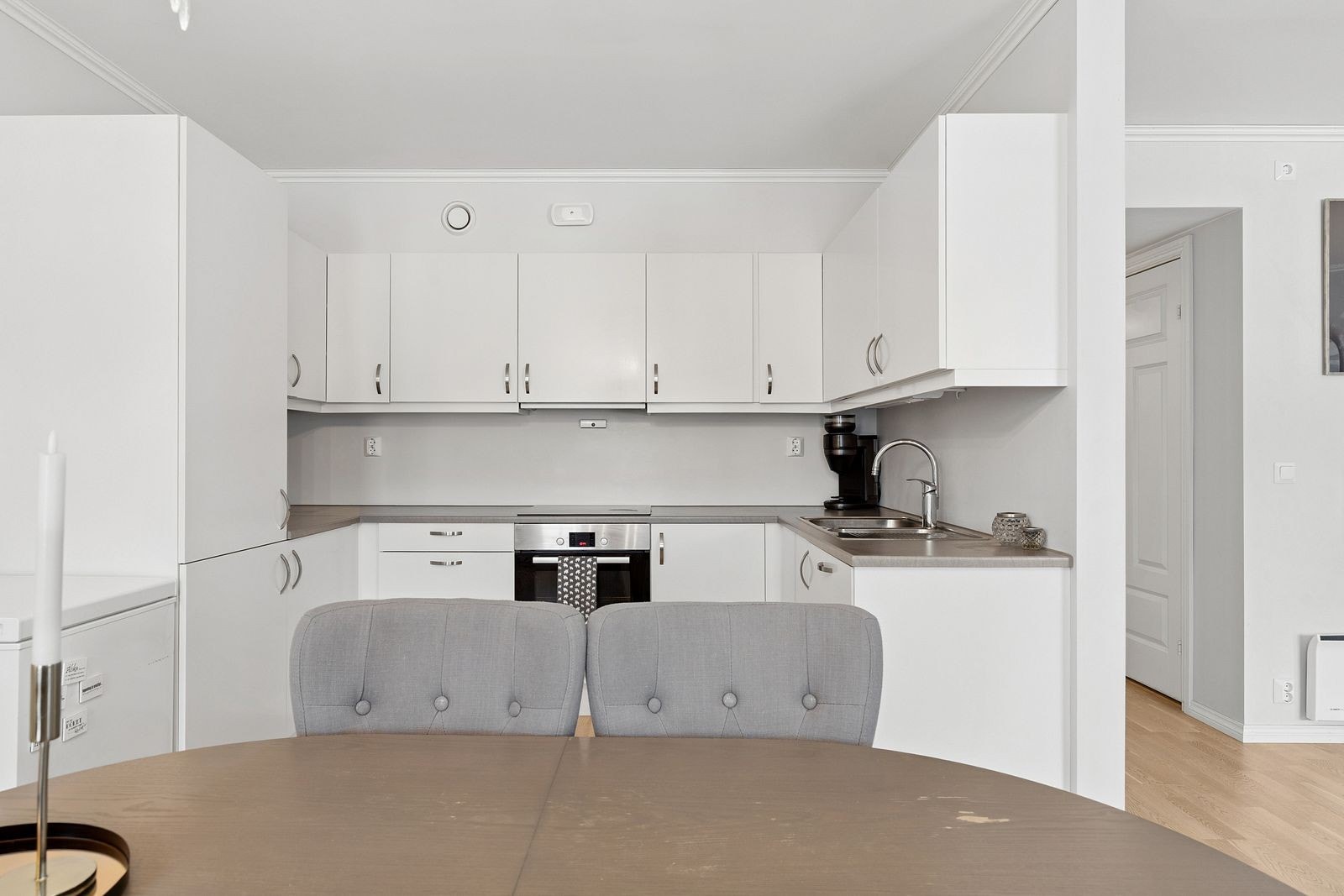 Kjøkkenet er en funksjonell del av den åpne sonen, med kort vei til spiseplassen. Galleribilde