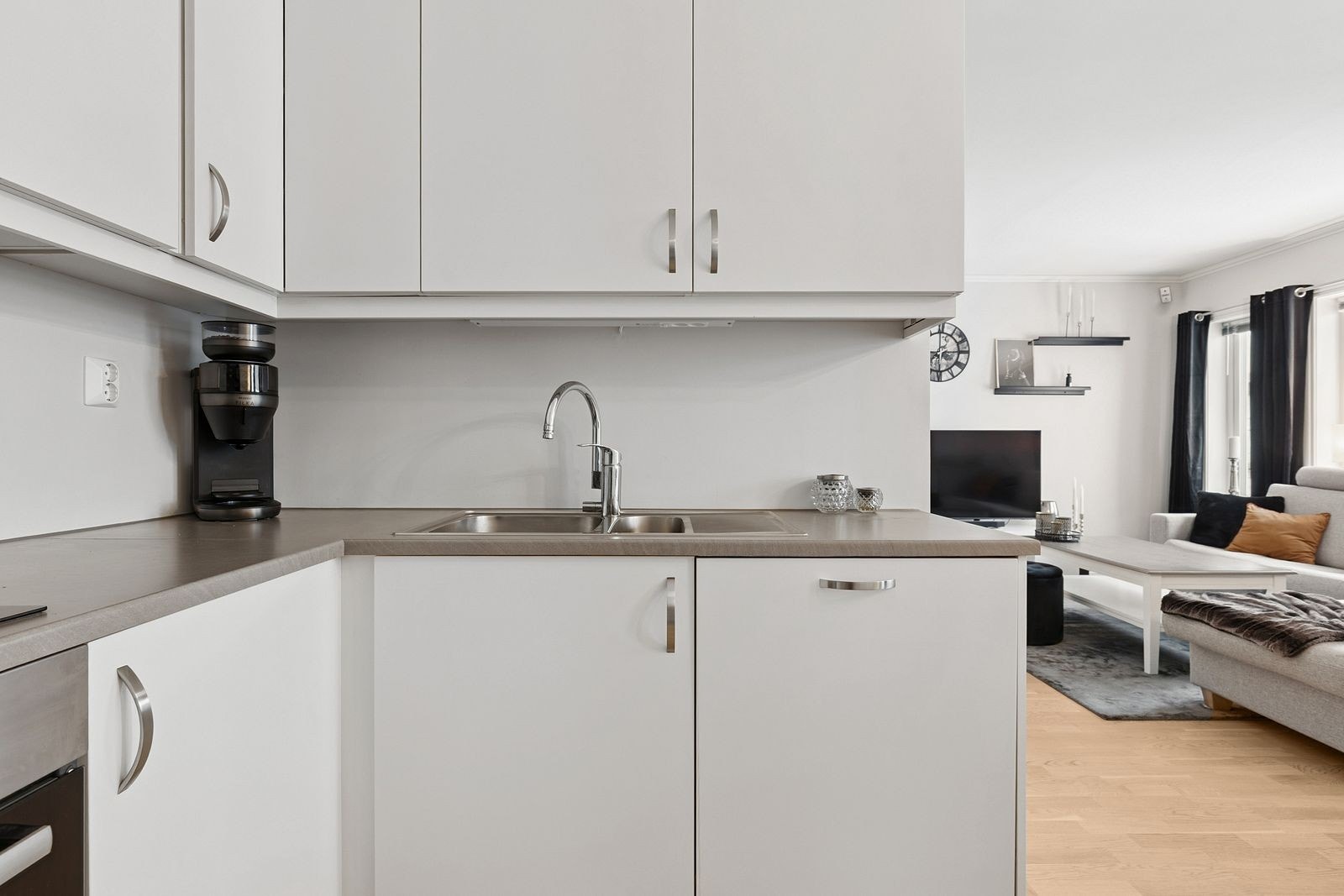 Benkeplaten i laminat har en nedfelt, rustfri servant med sidefelt. Galleribilde