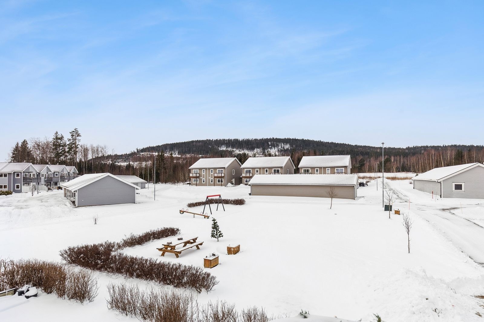Fra leiligheten er det utsikt over nærområdet, med nærhet til skog og mark for turmuligheter. Galleribilde