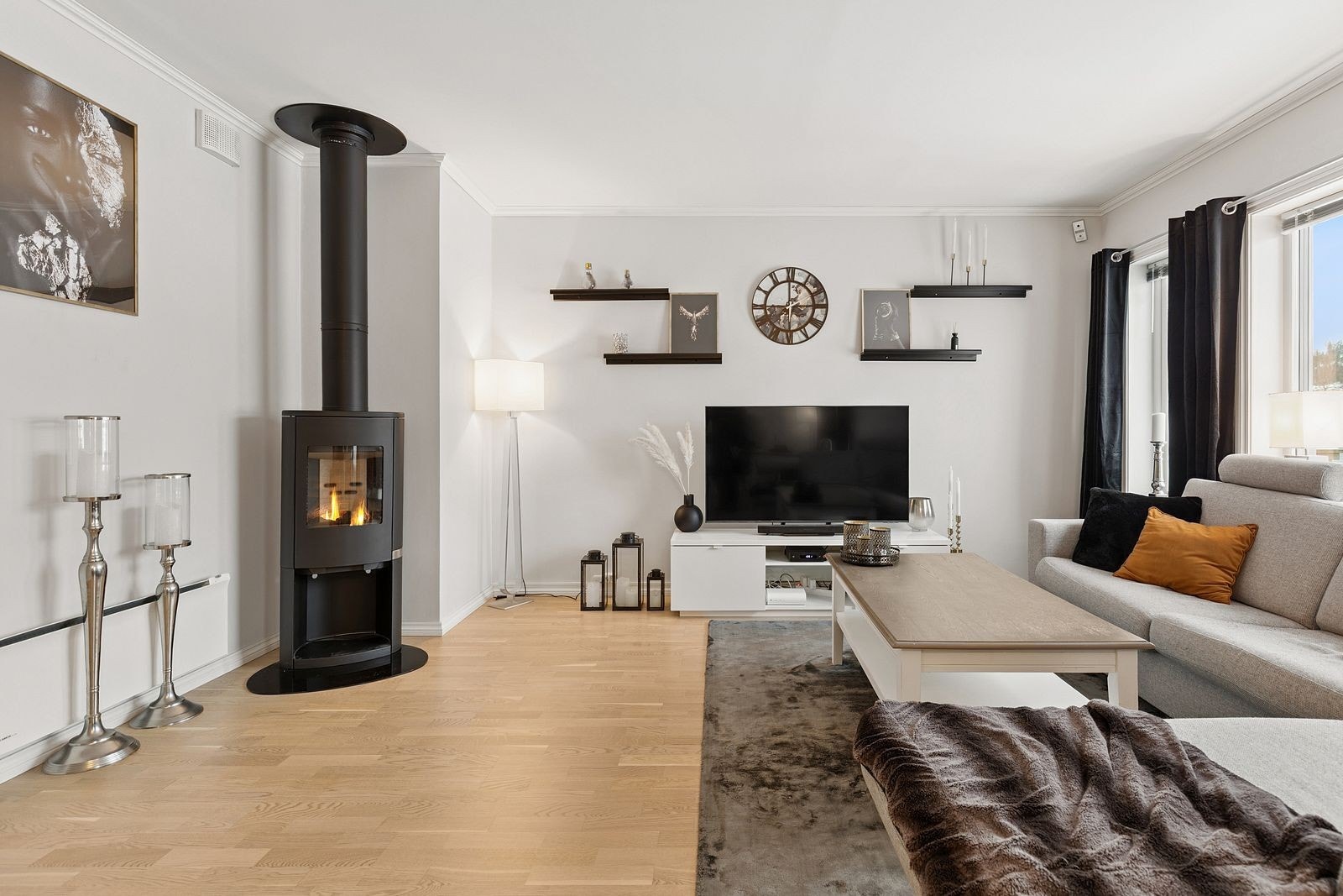 Ildstedet i stuen gir en lun varme og blir et naturlig samlingspunkt i rommet. Galleribilde