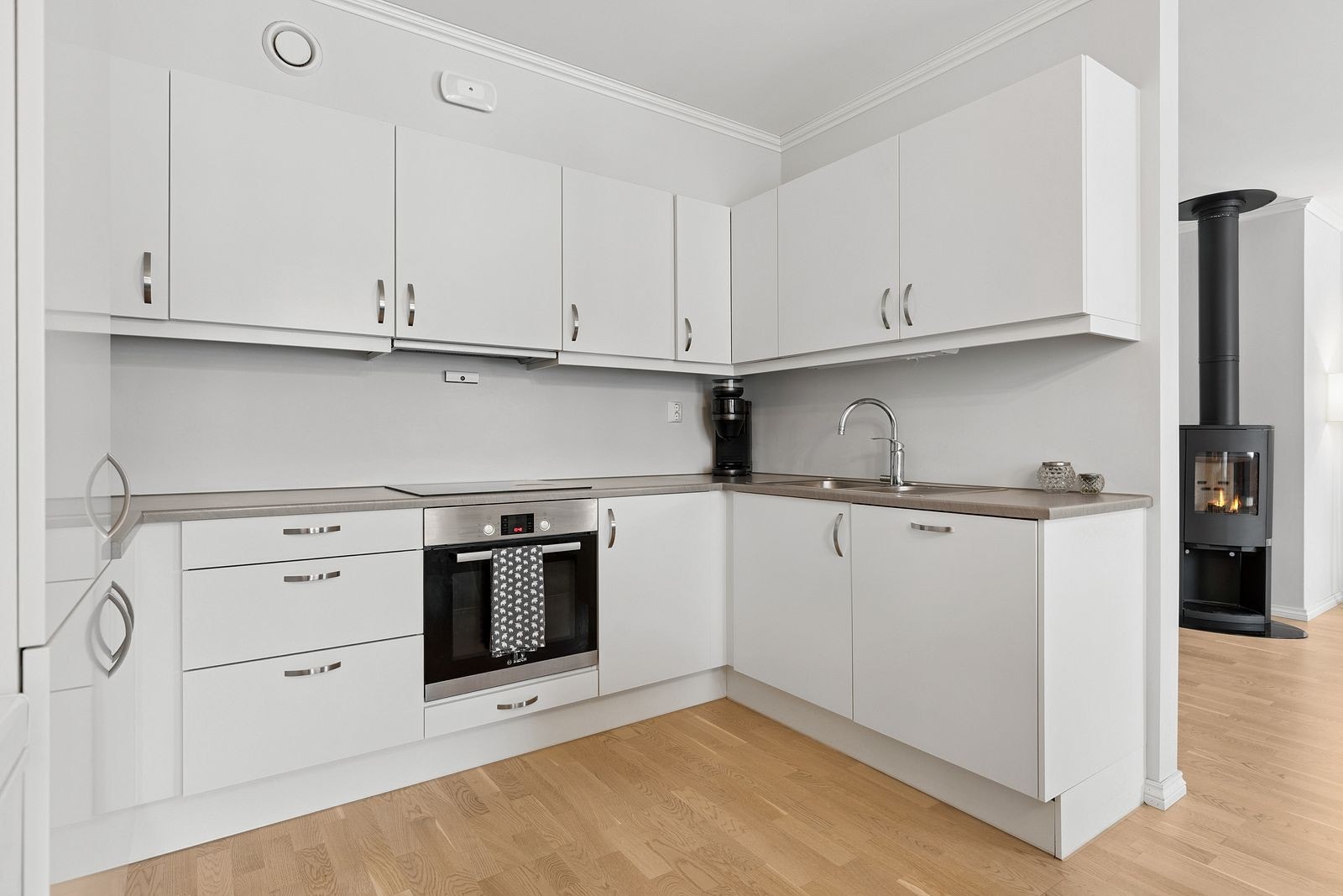 Stue og kjøkken i en åpen løsning skaper en sosial og luftig atmosfære. Galleribilde