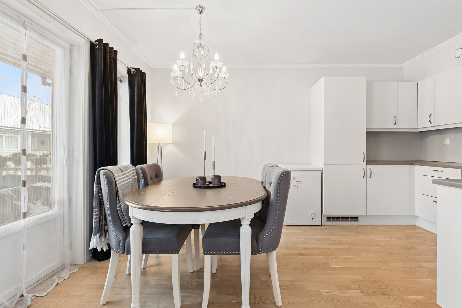 Spiseplassen er naturlig plassert i overgangen mellom kjøkken og stue. Galleribilde