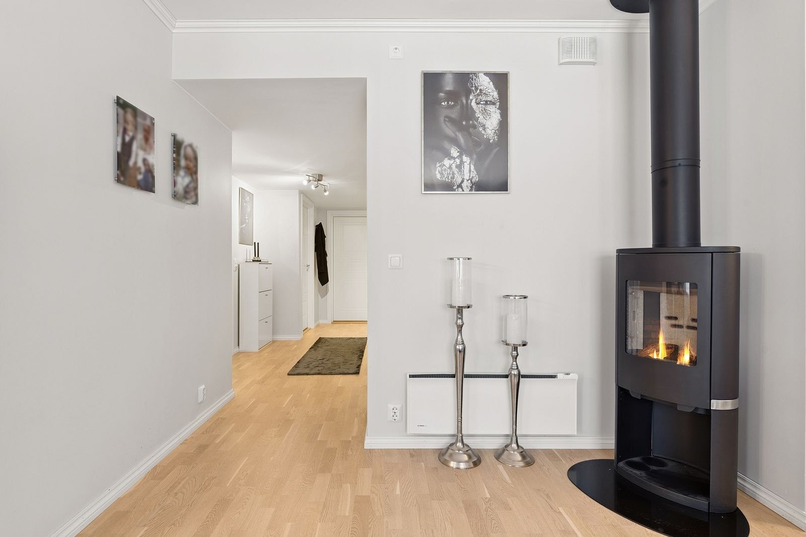 Et blikk fra stuen mot entréen viser den gode flyten i leiligheten. Galleribilde