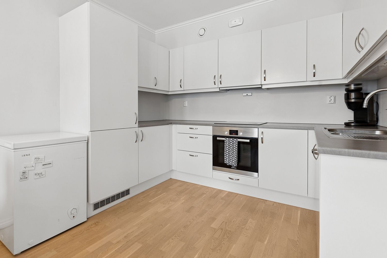Alle hvitevarer som induksjonstopp, stekeovn, kombiskap og oppvaskmaskin er integrert. Galleribilde