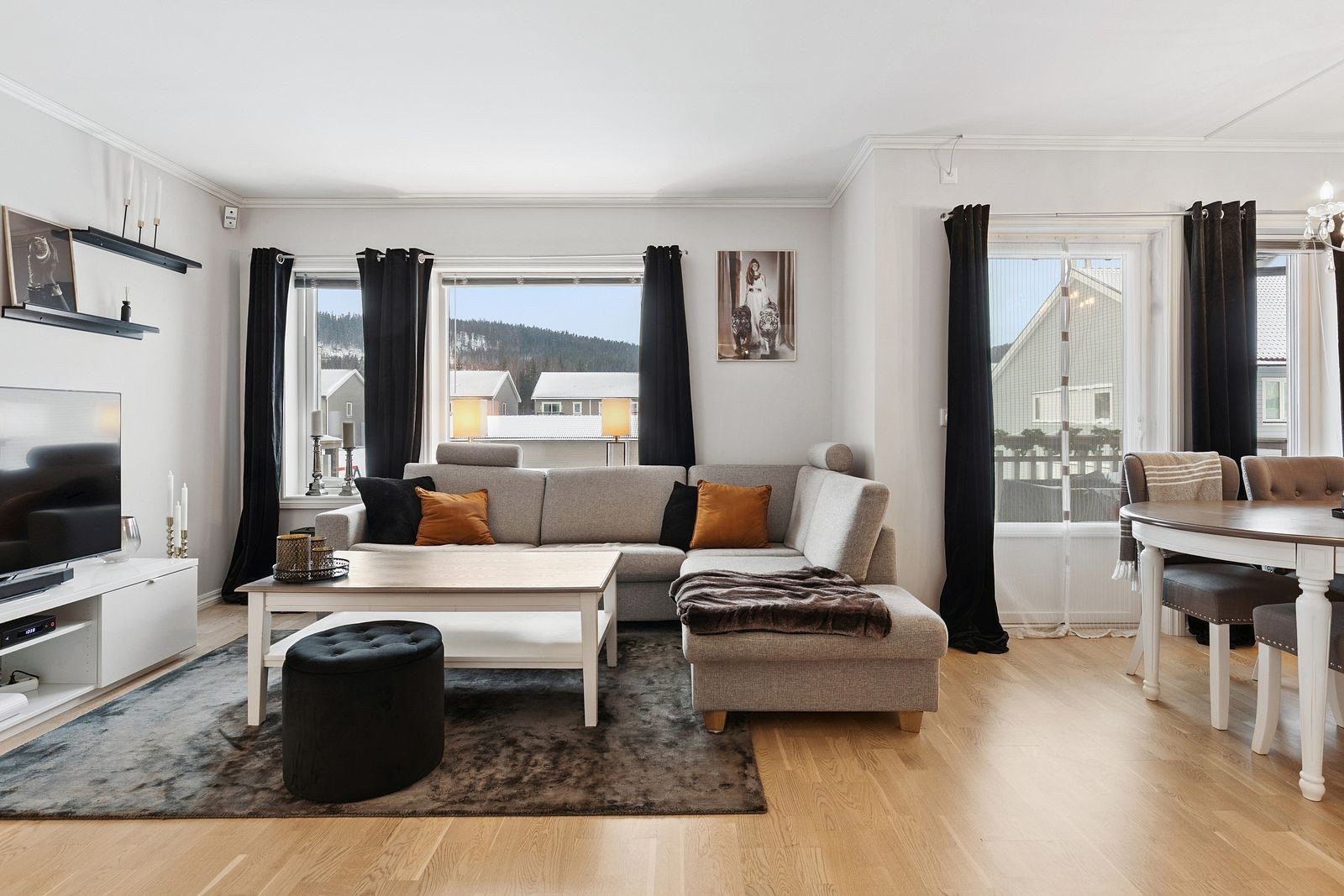 Store vindusflater med 3-lags isolerglass sørger for gode lysforhold. Galleribilde