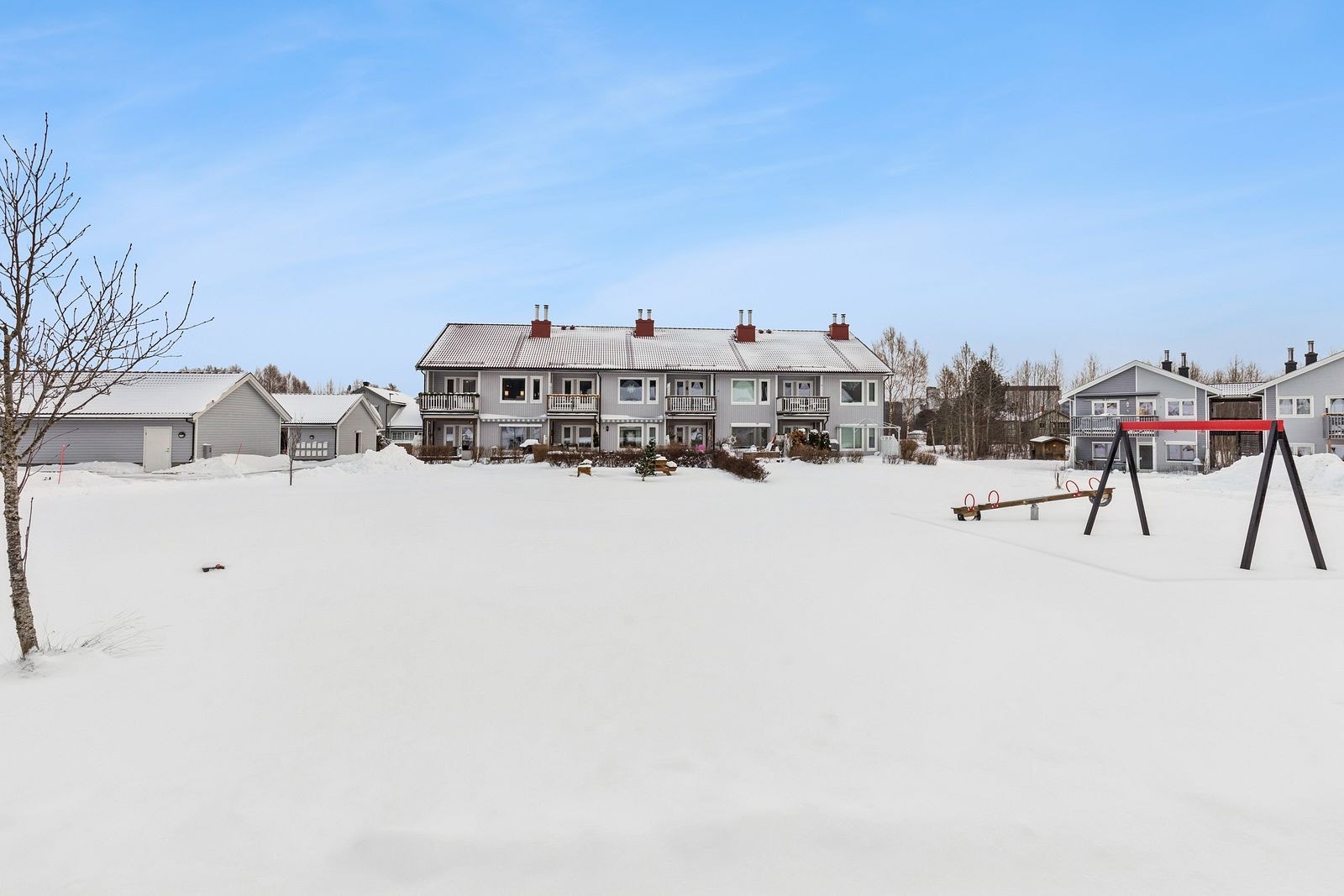 Fellesområdene inkluderer en lekeplass for lek og ballspill. Galleribilde