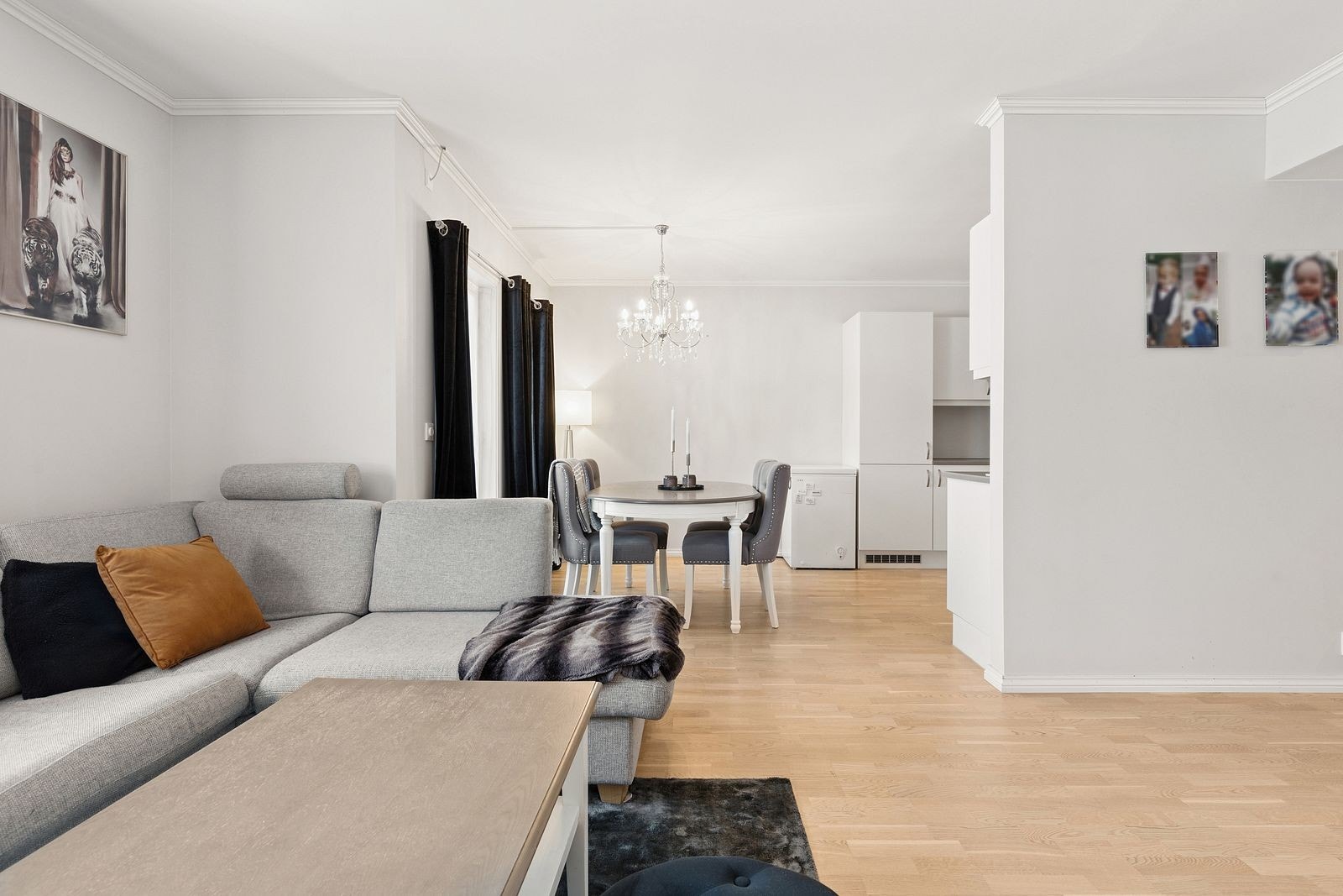 Den åpne løsningen gir god plass til både sofagruppe og en egen spisesone. Galleribilde