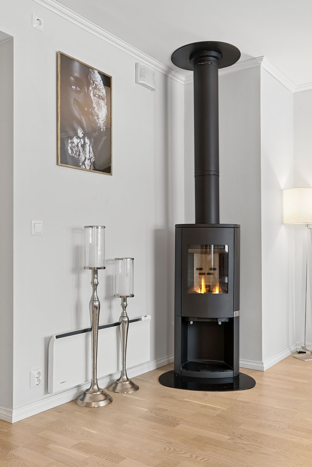 Ildstedet er en isolert stålpipe, plassert på en ildfast metallplate for sikkerhet. Galleribilde