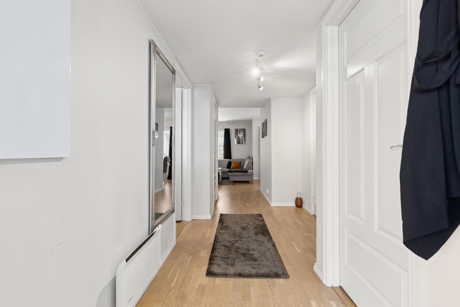 Fra gangen er det tilgang til leilighetens øvrige rom, inkludert en praktisk innvendig bod. Galleribilde