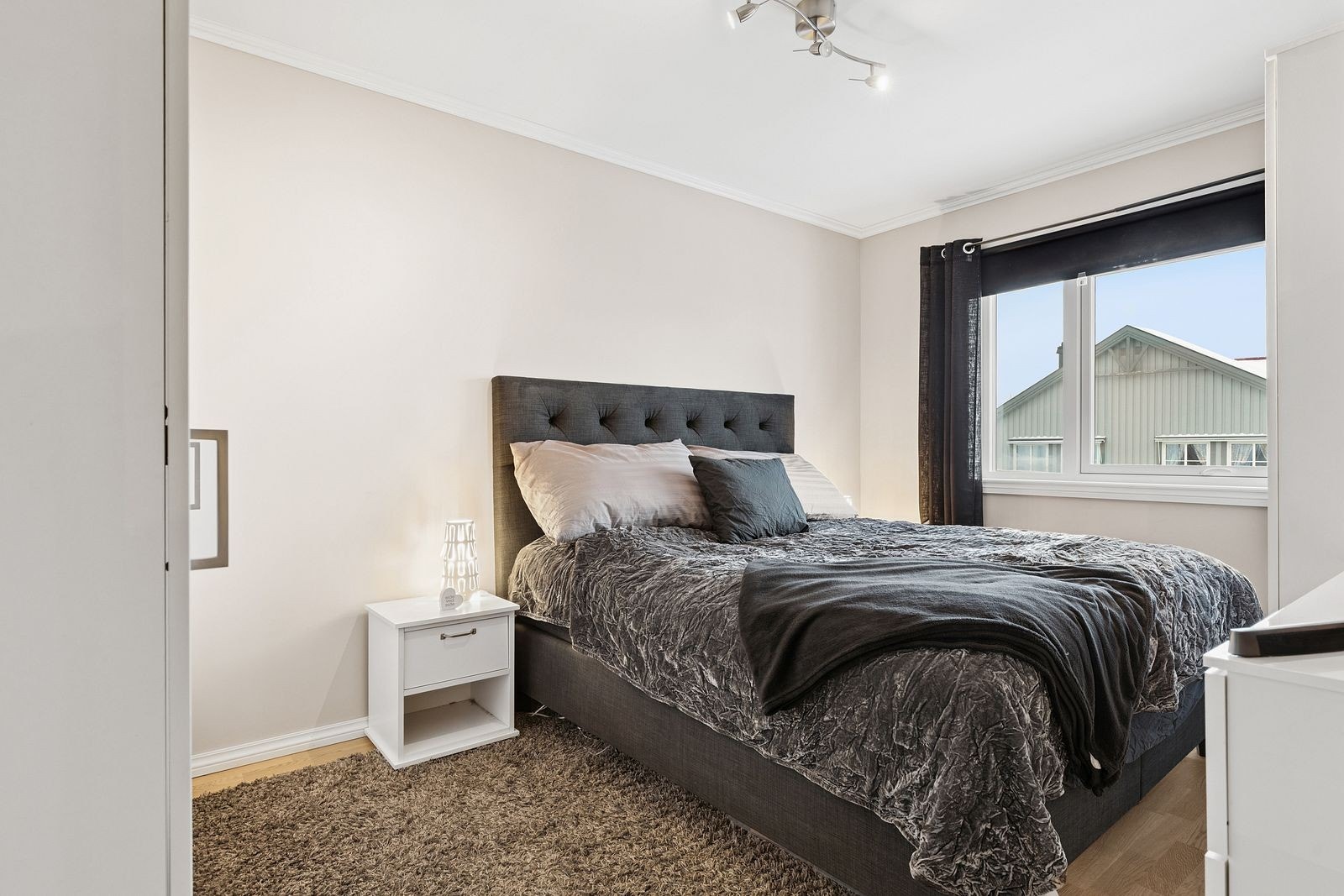 Hovedsoverommet har god plass til dobbeltseng og garderobeløsning. Galleribilde