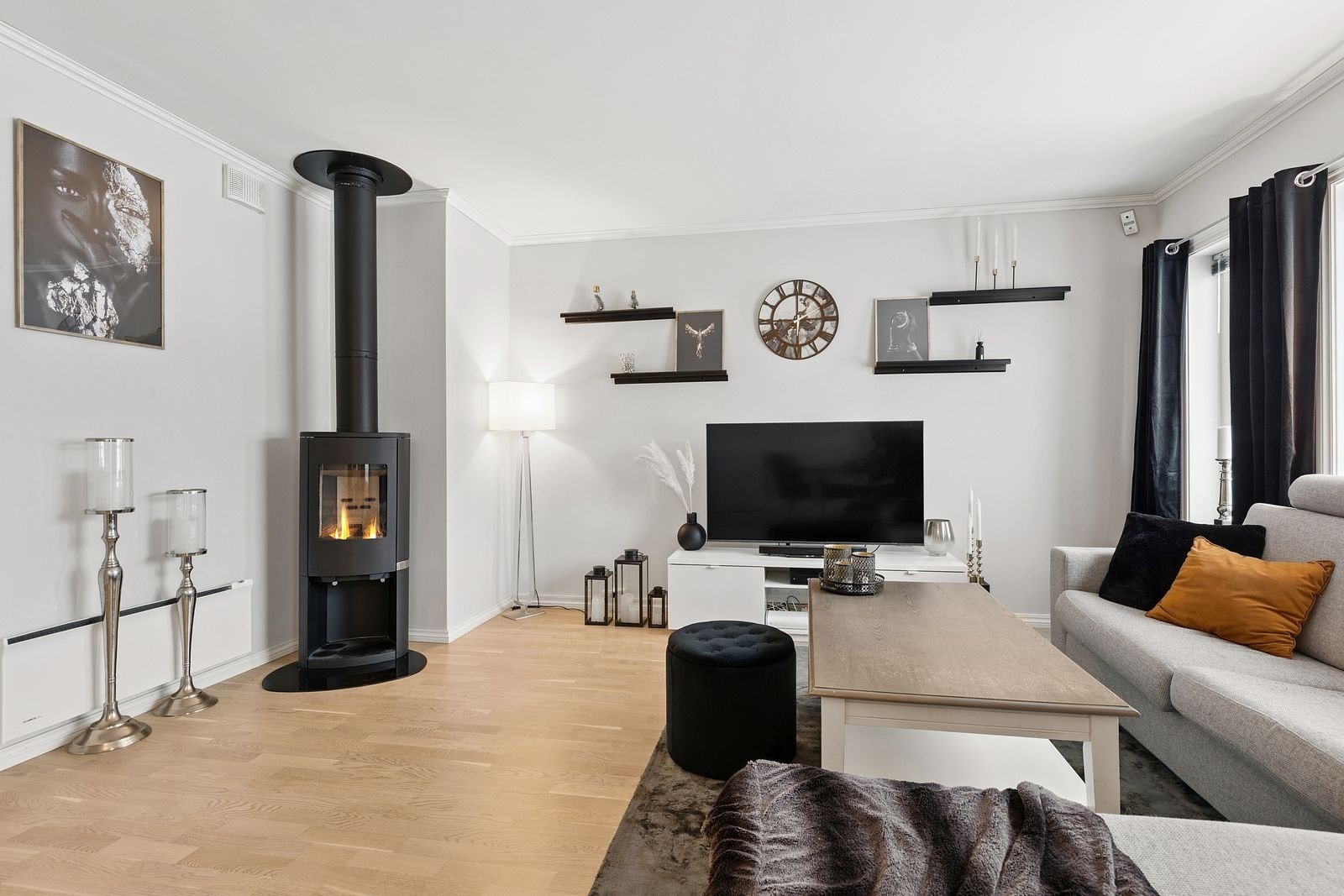 Leiligheten har balansert ventilasjon med tilluftsventil i stuen for et sunt inneklima. Galleribilde