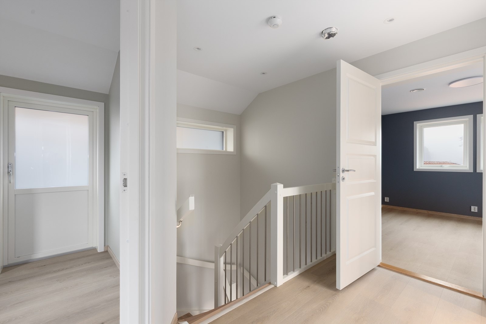 Boligens 2. etasje inneholder tre soverom og bad. Galleribilde