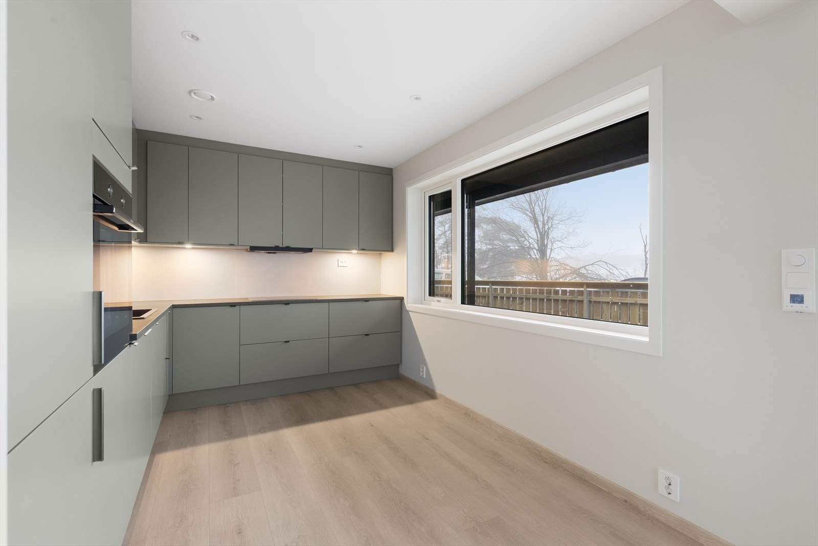 Innredningen har avtrekksvifte til yttervegg og integrerte hvitevarer som kjøl/fryseskap, oppvaskmaskin, platetopp og komfyr praktisk plassert i høyskap. Det er montert komfyrvakt og vannstoppersystem. Galleribilde