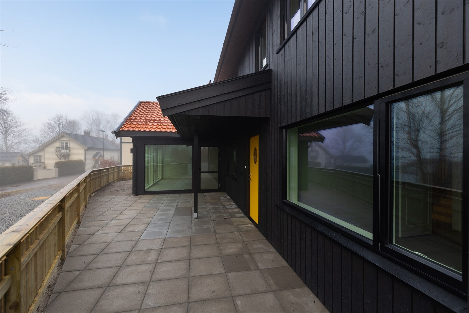 Eiendommen har en 304 kvm stor tomt med gruslagt gårdsplass og noe fjell i bakre del av tomten. Ved inngangspartiet er det opparbeidet en pen uteplass med steinheller og gjerde. Galleribilde