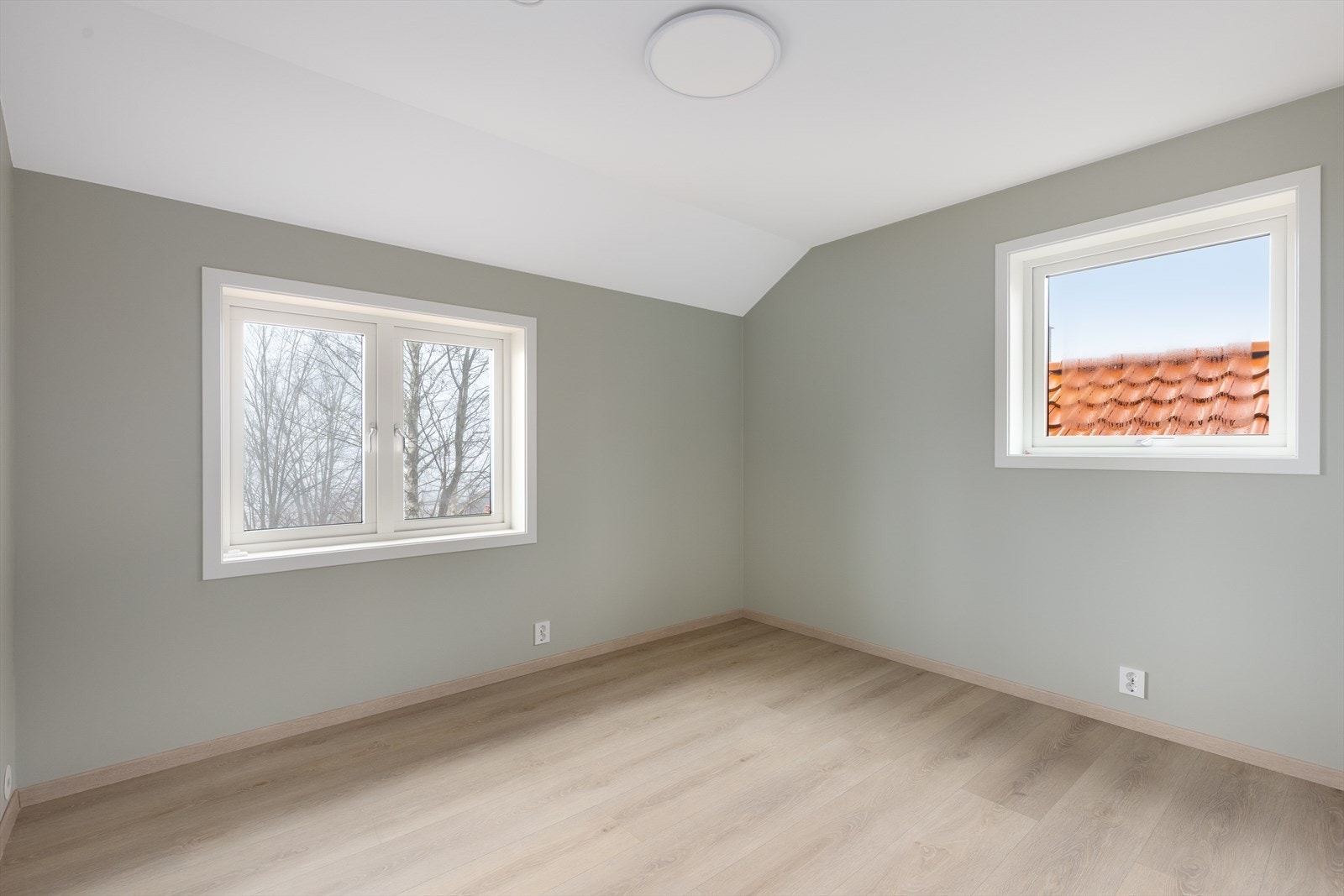 Alle soverommene har laminat på gulv og malte plater på vegger. Galleribilde