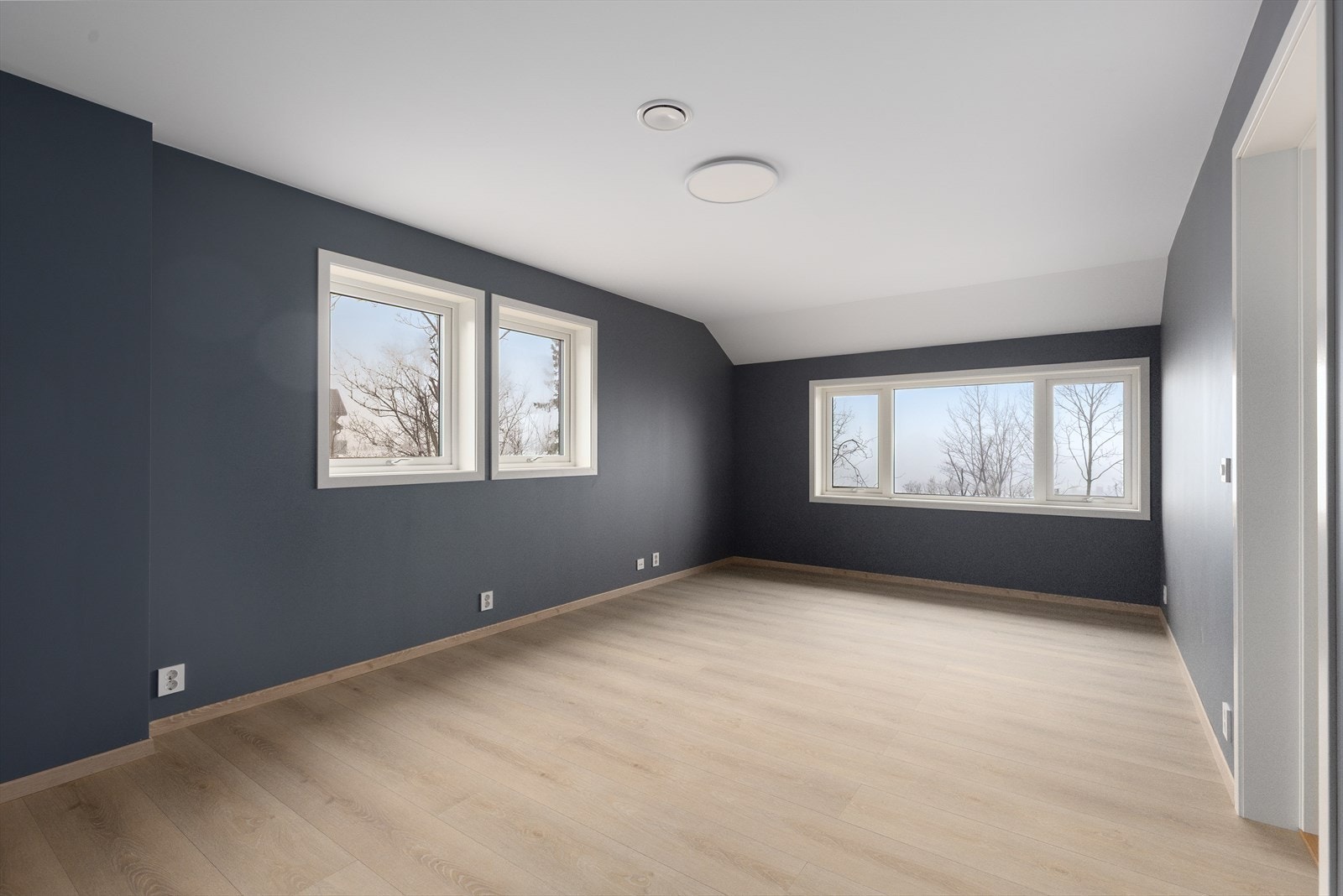 Et av soverommene er av god størrelse, og kan fint benyttes til en loftstue eller lekerom for barna. Galleribilde