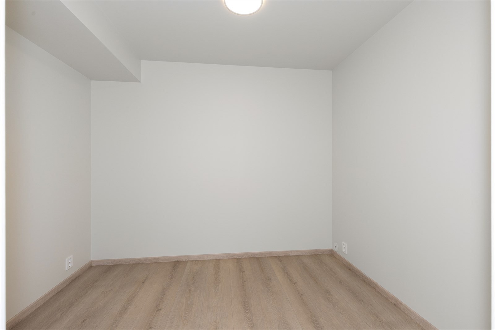 Innenfor det tekniske rommet er det en kjekk bod og godt med oppbevaringsplass. Galleribilde