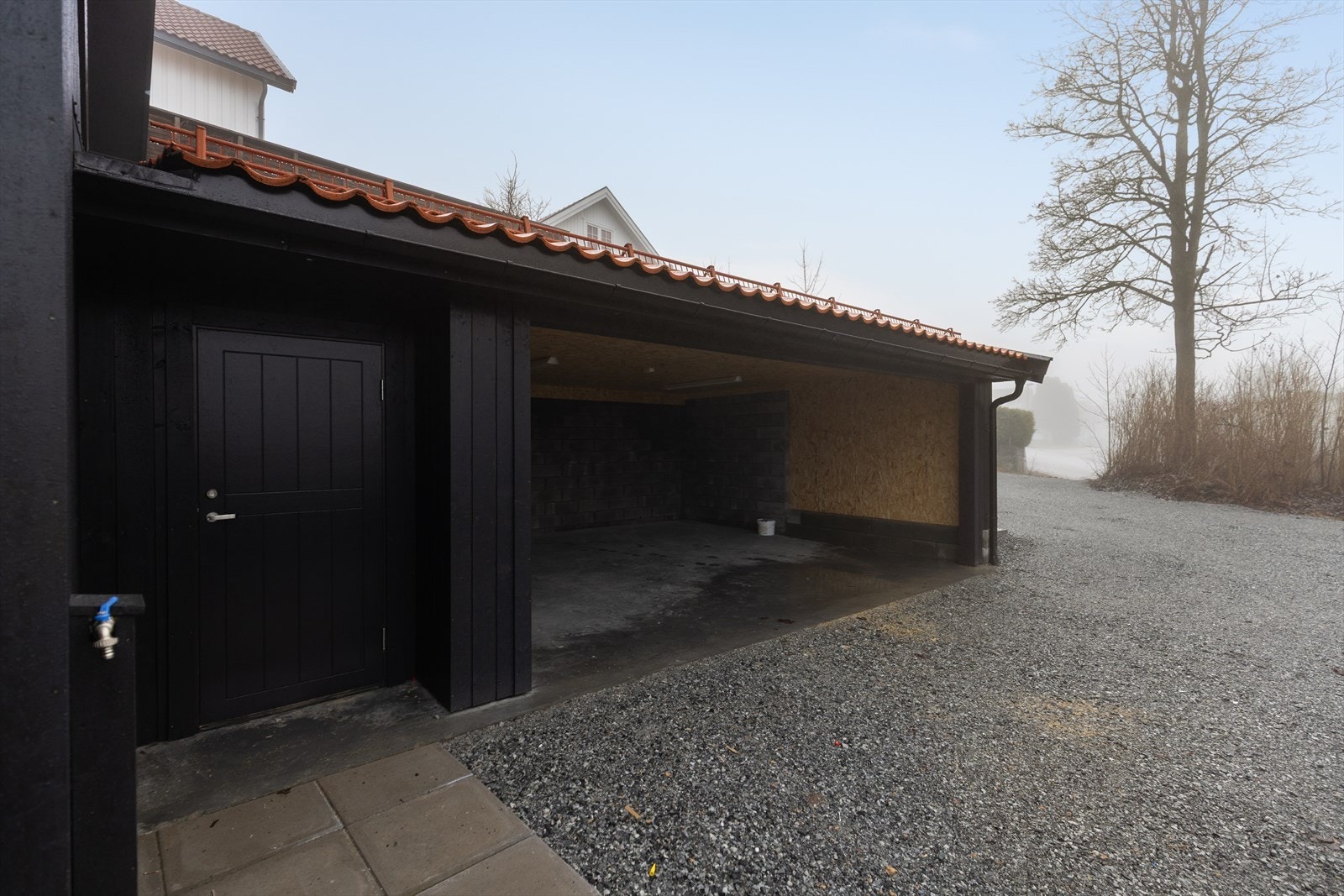 Sportsboden er 8 kvm stor, og ligger mellom carporten og boligen. Det er utvendig inngang til sportsboden. Galleribilde