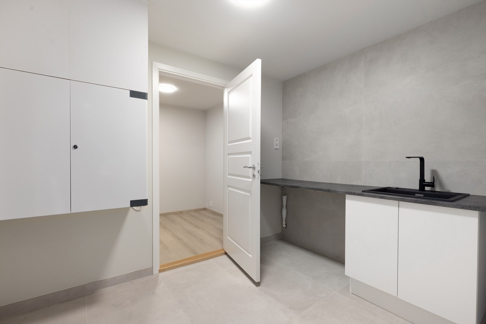 Teknisk rom har praktisk innredning med benkeplate, vask og underskap, samt opplegg for vaskemaskin. Her er også aggregat og filterkasse for balansert ventilasjon plassert, samt 282l varmtvannsbereder, sikringsskap og fordelerskap for rør-i-rør-system. Galleribilde