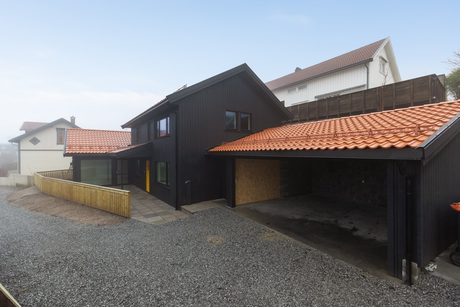 I 2025 ble boligen tilbygget med sportsbod og carport. Carporten er romslig, og har en støpt betongplate mot grunn på 31 kvm. Det er innlagt strøm i carporten. Galleribilde